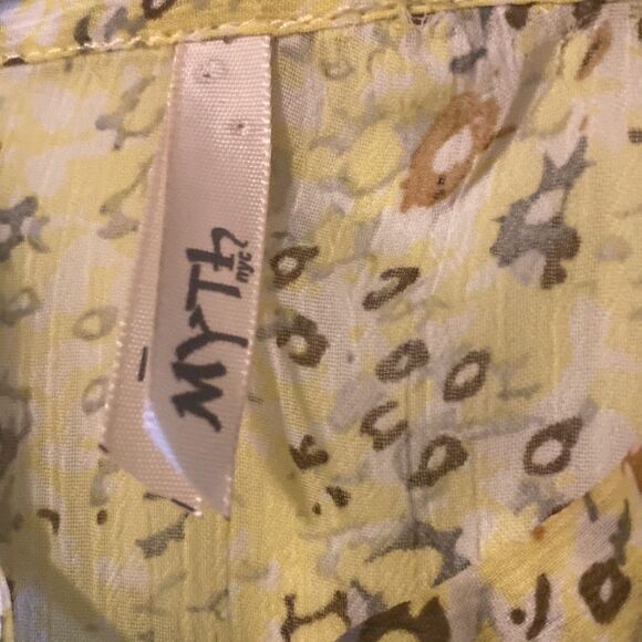 Myths, Sleeveless Yellow Floral Blouse, Buttons down under frills, Size M - Picture 6 of 11